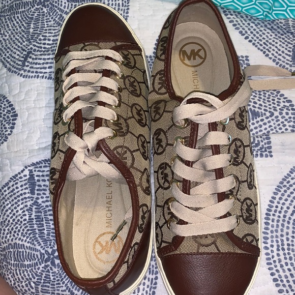 BRAND NEW! Never worn MICHAEL KORS SNEAKERS SIZE 9.5 - Picture 1 of 3